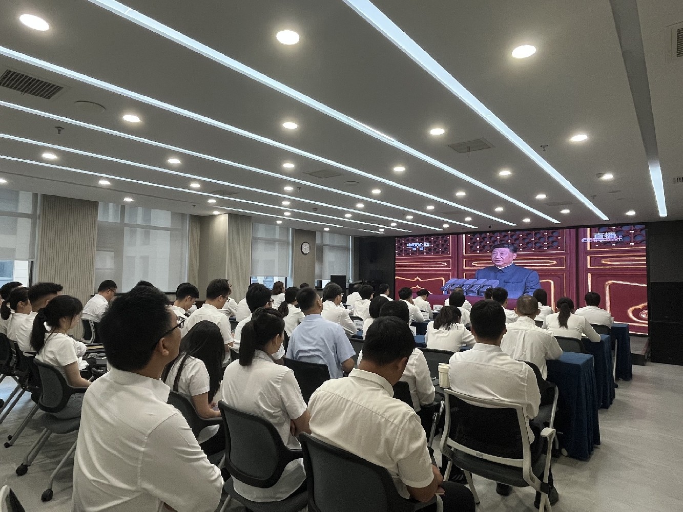 成人直播平台
集中观看阅兵盛况：铭记历史伟大胜利 凝心聚力港区发展